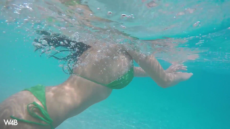 Watch4beauty: Green Bikini