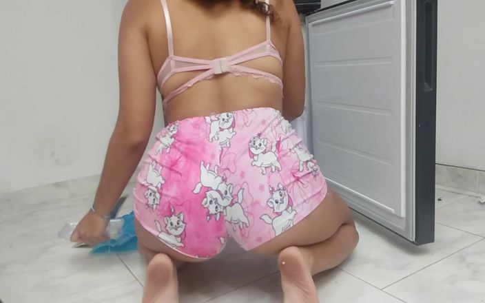 MiaSaintLove: 하녀 행동 : 카메라에 캡처 냉장고를 청소하는 예술