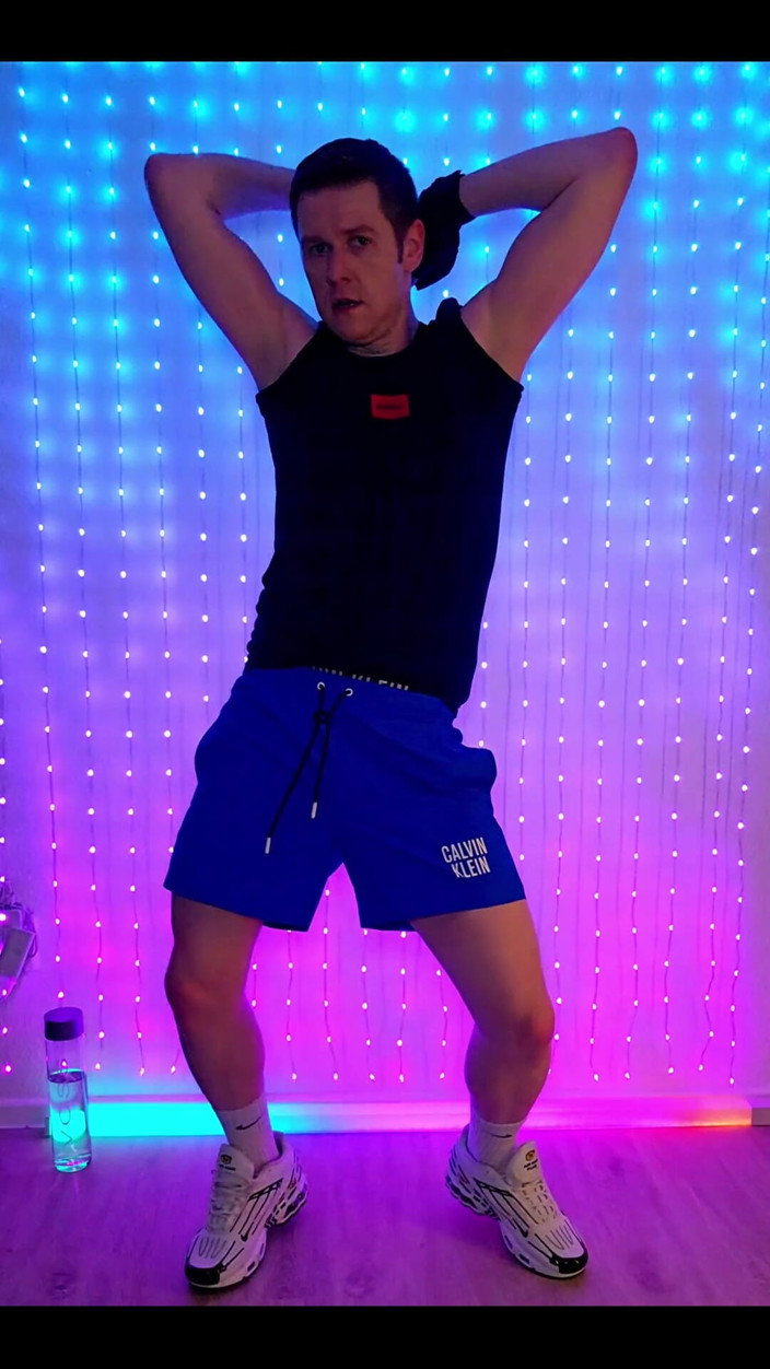 Roman Heart: Mavi ck şortlu fitness egzersizi