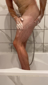 Il mattino inizia proprio quando gocce calde di acqua scivolano lungo il mio corpo nudo...