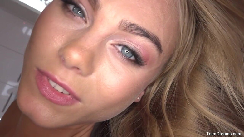 Teen Dreams: เพลิดเพลินกับนางแบบแนนซี่ถอดผ้าอย่างเปลือยเปล่าในครัว แล้วใช้นิ้วแหวะหีชมพูสมบูรณ์แบบของเธอ