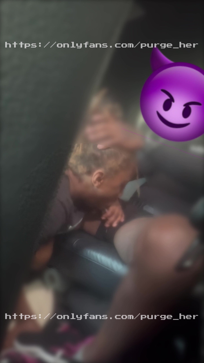 Purge_her: Bibir besar memendam saya di tempat duduk belakang