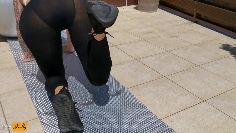 Wet Kelly: Caliente fitness milf se folló en la terraza mientras entrenaba