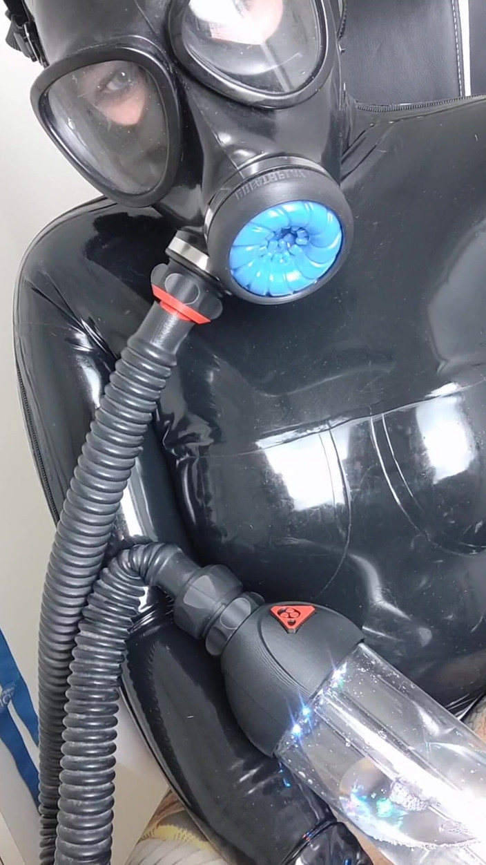 Wolki: Wolki v latexu a plynové masce