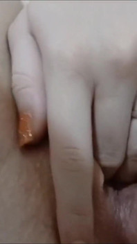 Adik tiri melancap bersendirian di rumah!