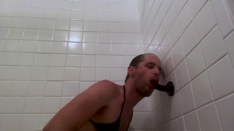Cam Crest: Travestito si doccia con un dildo