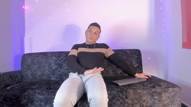 Tomas Styl: 라티노가 회색 스웨트셔츠 안에서 카메라 앞에 배를 보여준다