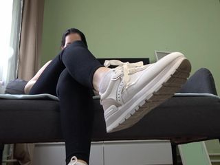 Anna Sky: Анна показує підошви своїх кросівок і смокче ділдо