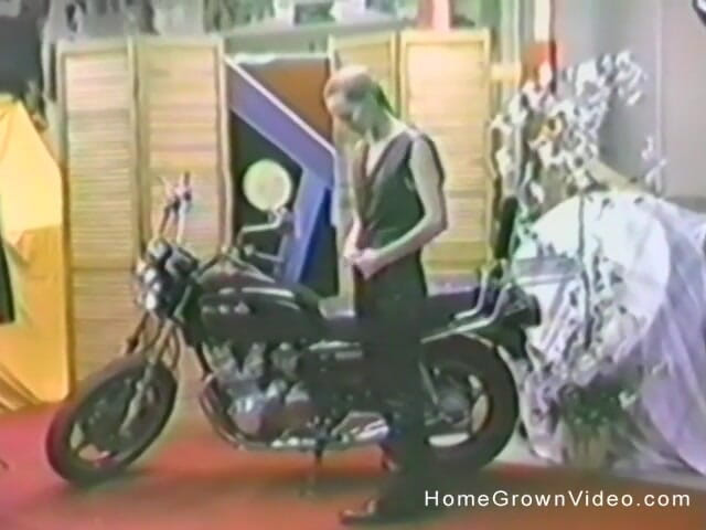 Homegrown Wives: La ragazza motociclista si masturba in moto