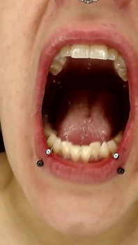 Tour pela boca grande com piercings