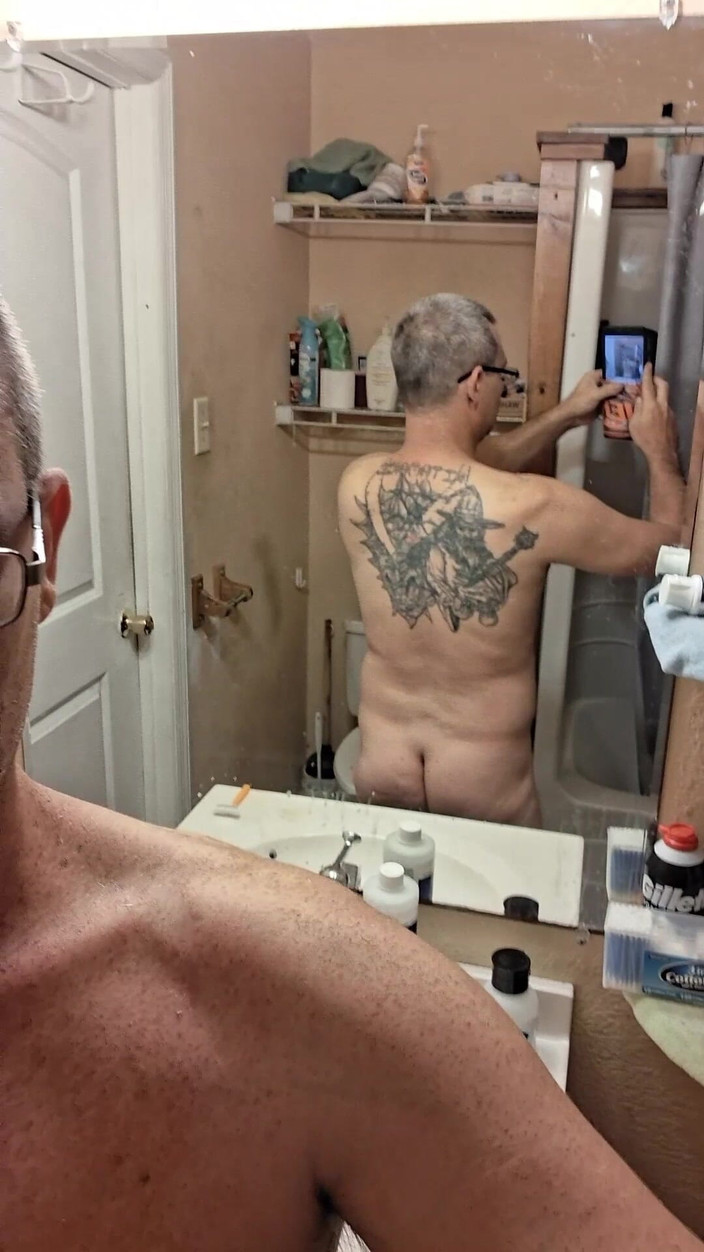 DubeSnackes: Dubesnackes, Zeigt Zeit Und Sekt Sich Ein Und Reibt Seinen...