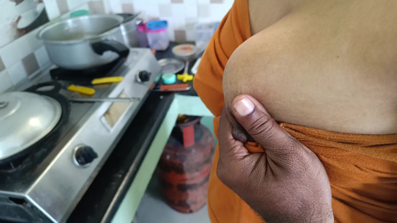 Wonder: Küchenromantik beim kochen von tamilischem paar