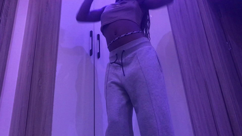 Browngurl234: セクシーでスリムなエボニー視点が、からかうように彼女の曲線を揺らすダン