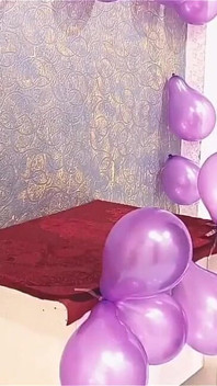 Celebración de año nuevo con pastel de chocolate Rosser Fero hacer algo de ruido
