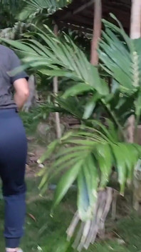 O fată drăguță latino zveltă se plimbă în aer liber și își expune țâțele mari și curul