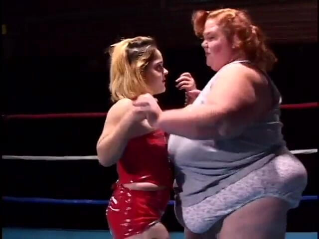 A Lesbian World: 脂肪ミゼットとスキニーミゼットがレスリング後にお互いに性交するのを見てください