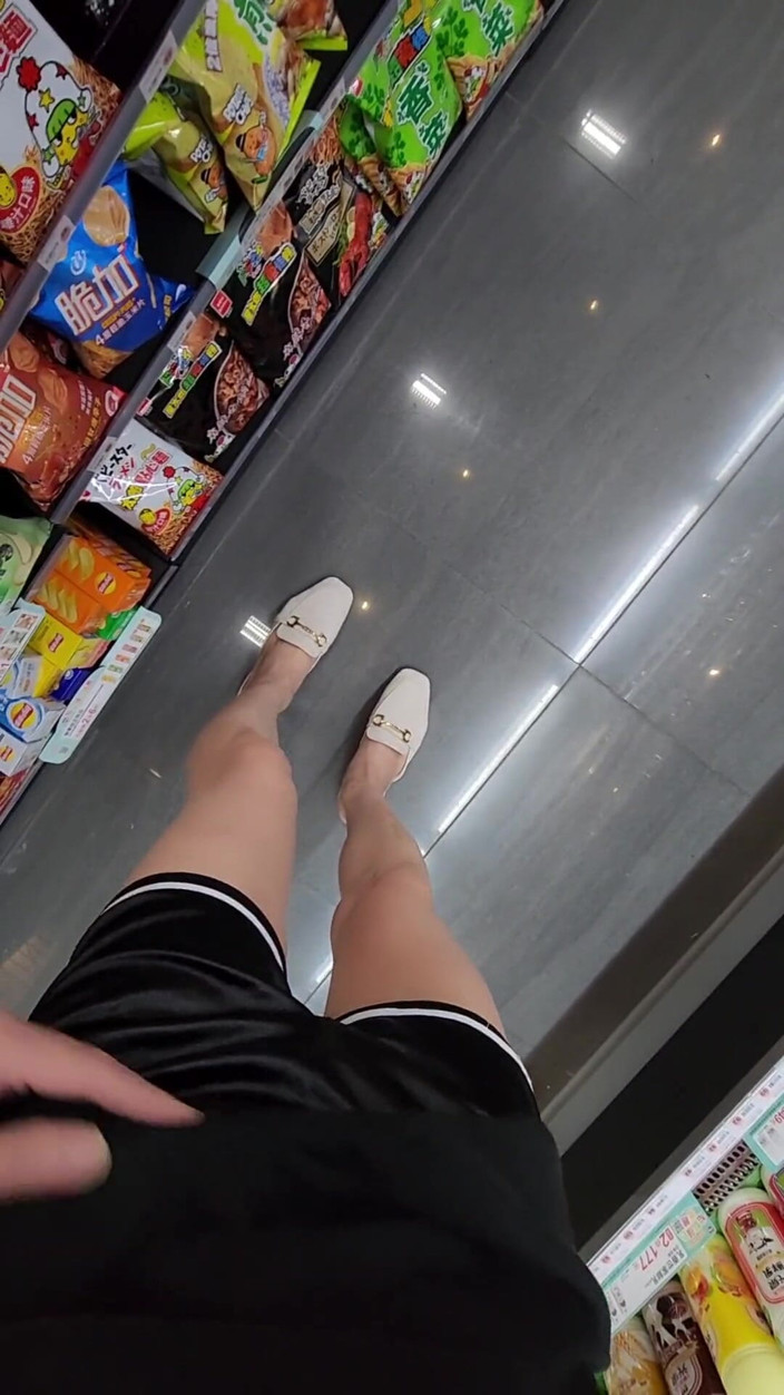 Taiwancdgirl: Прохаживается одна