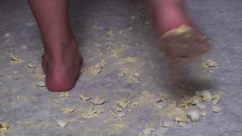 Foot Girls: Brunetă zdrobește mâncarea în bucătărie