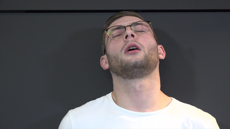 Flemish Filth: Блондинку повію жорстко трахають біля входу в компанію