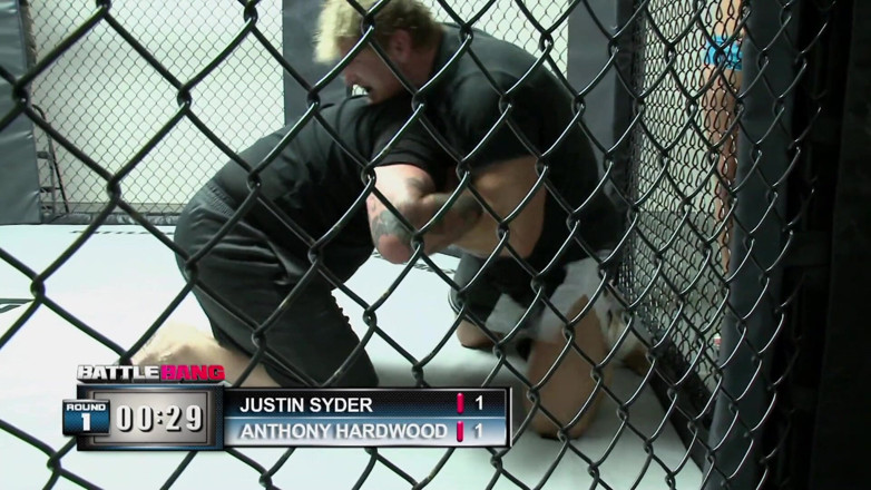 CBD Media: Lutadora de MMA fode rabuda gordinha no vestiário
