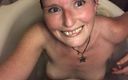 Rachel Wrigglers: Madrasta gostosa se masturbando com um vibrador no banho e...