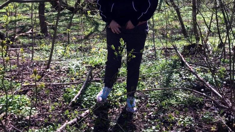 Erica Sweet: Bawi się cyckami nad rzeką