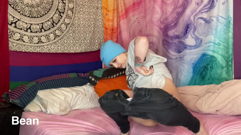 Alice Bean: Pisì sul letto in abiti