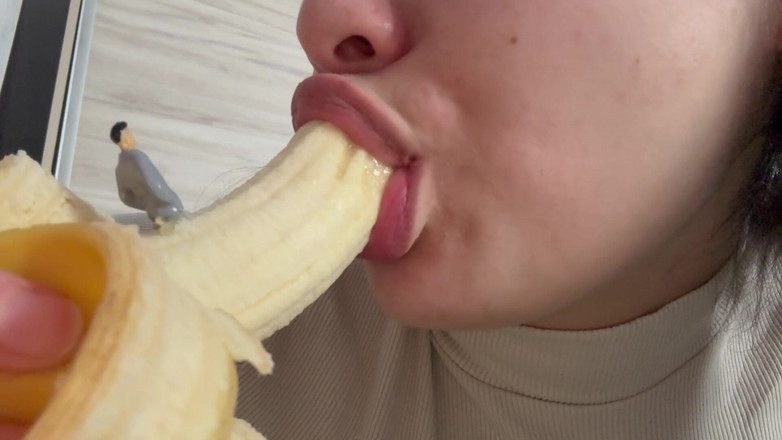 AmayaMori: Reuzine stiefmoeder eet een banaan maar ziet het