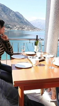 Emporté sous la table au milieu du restaurant