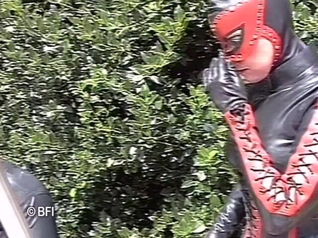 Hardcore slave sex: Hukuman luar ruangan vintage hardcore