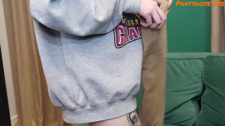 Pantyhose me porn videos: Bruneta tatuată Eva Tender în chiloți și ciorapi este futută bine