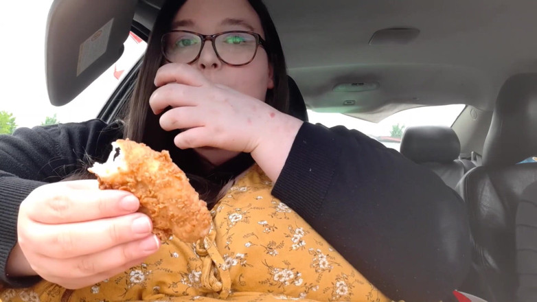 SSBBWLadyBrads: Bella donnona ssbbw indulgia nella leccata di dita di kfc