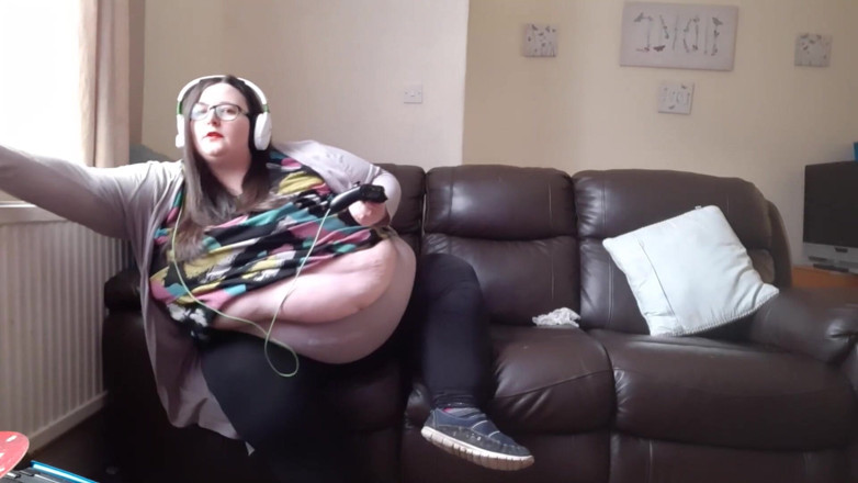 SSBBWLadyBrads: BBW SSBBW plays video games with belly