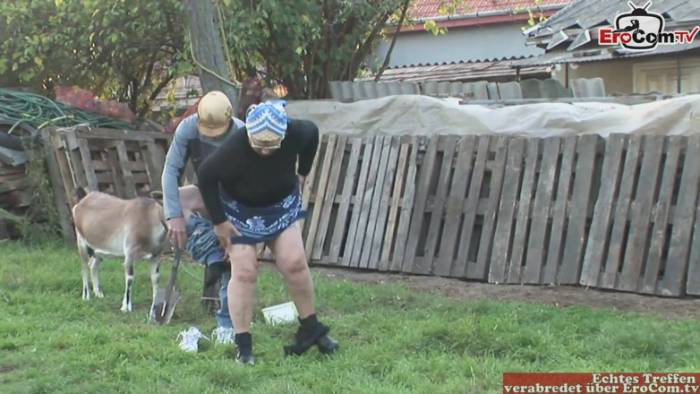 EroCom: Mollige blonde huisvrouw met grote natuurlijke tieten neukt buitenshuis