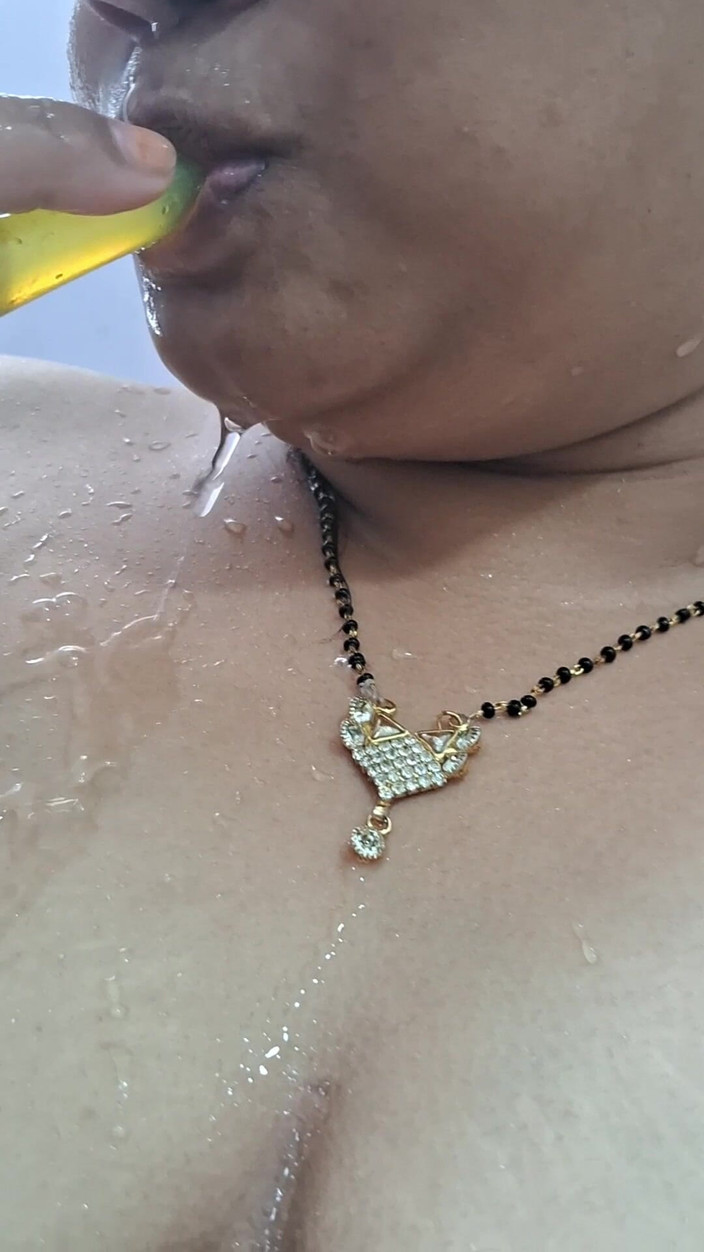 Catchybusty: Desi paffuta ragazza di 23 anni ha bisogno di doccia ma...