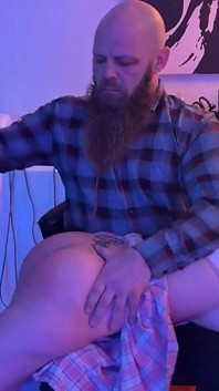 Smisk Med Bara Händer Och Anal För Undergiven Brud