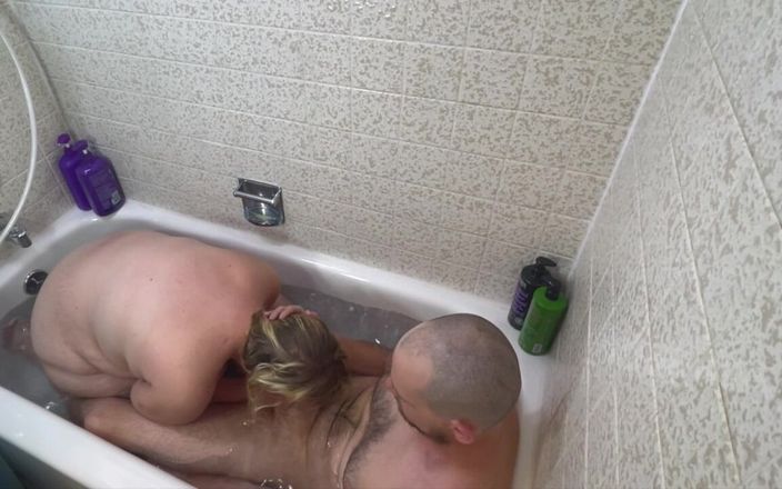 Alice and Mad Hatter: Stiefzoon betrapt stiefmoeder in de badkuip terwijl ze zijn pik...