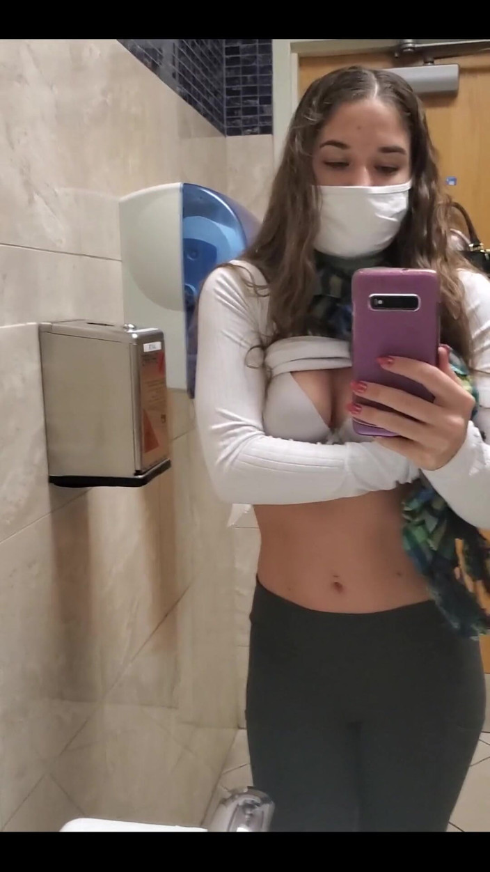 Kendra Heart: I Had Some Time to Spend in the Airport Bathroom!