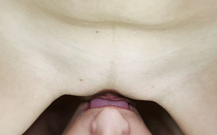 Nipplestock: Nasse pulsierende vulva gleitet auf der zunge des mannes