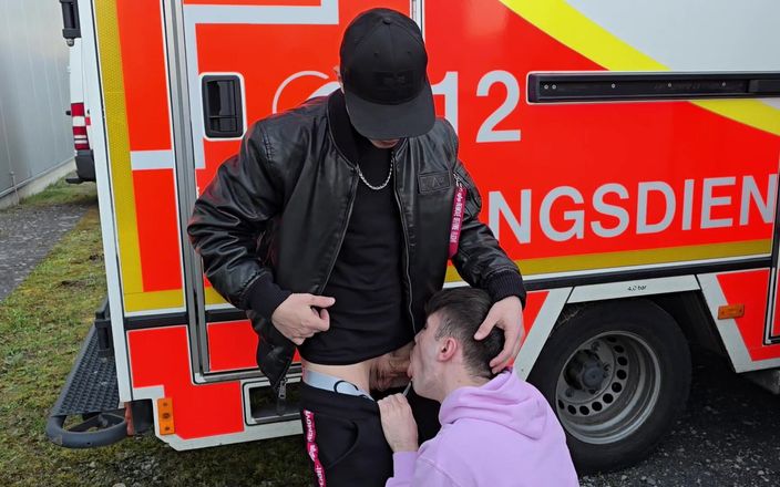 boyzxy212: 공공 주차장에서 내 게이 창녀 Bareback 따먹기 - 위험한 야외 섹스