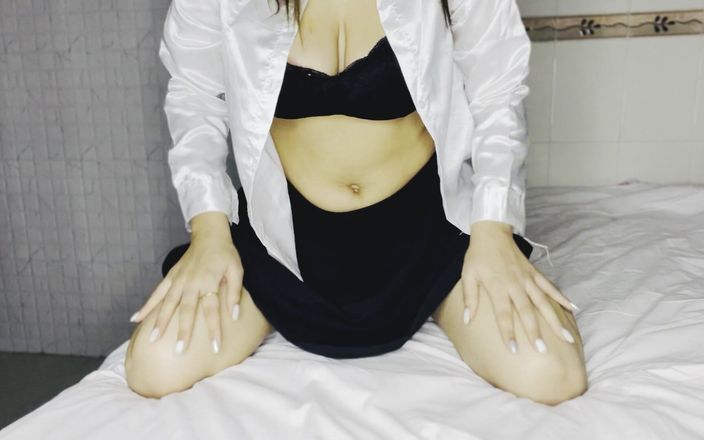 Grey_videos: Bộ ngực sqeeze và khoe âm hộ của cô ấy cọ xát