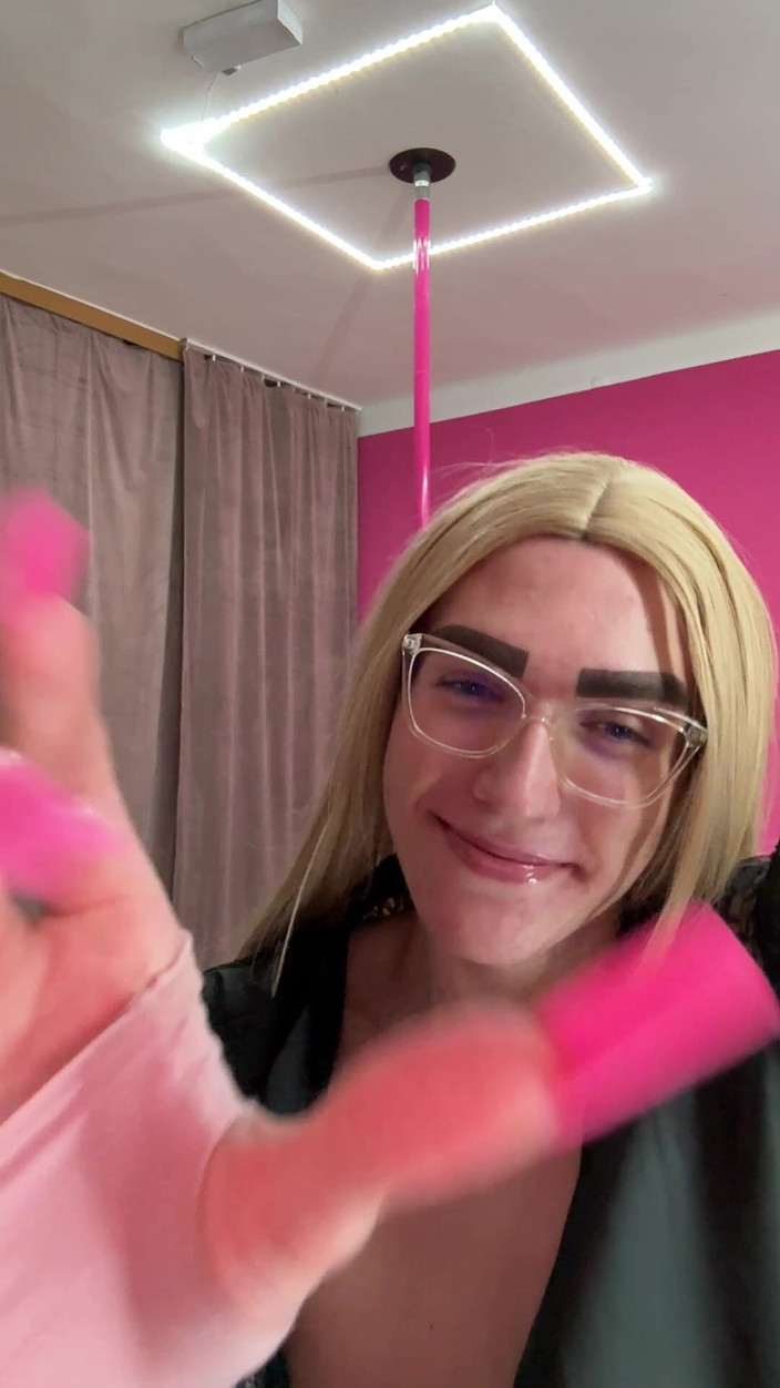 Dreamboy_506: Crossdresser gợi cảm cho bạn xem một buổi biểu diễn...