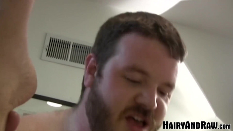 Hairy And Raw: HAIRYANDRAW - Dojrzały Lee West anal zerżnięty przez niedźwiedzia John Thomas