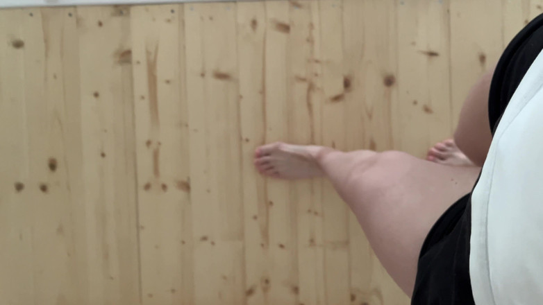 Feet: Wandelen op slippers en op blote voeten in het appartement