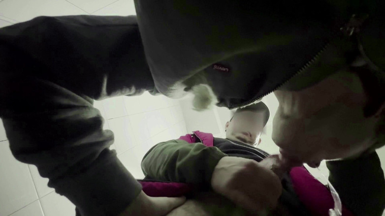 Throateman: Guru yang tebal menghisap tandas awam. Tamparan untuk pelajar