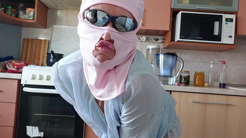 Amateur_MS: Amateur-ehefrau probiert haarige muschi an.