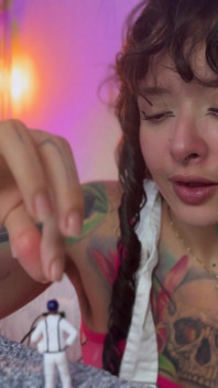 Naughty Giantess Power joga pessoa pequena. Espirrando, metendo