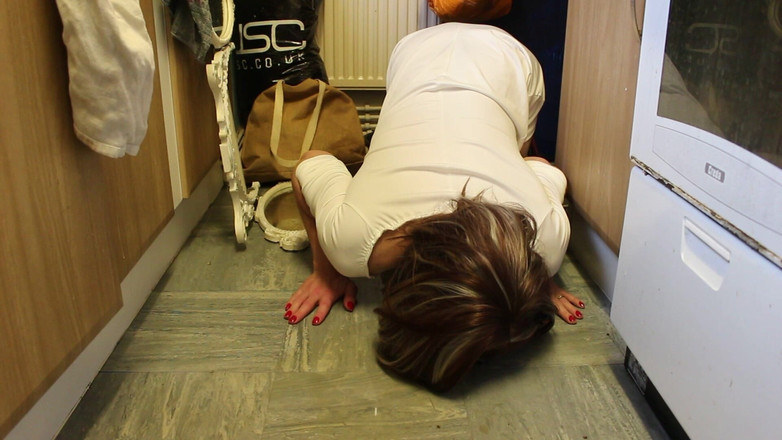 Lilly Disgrace: Pouch kencing