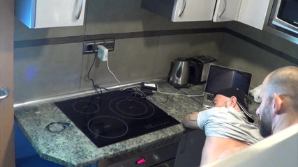RAW PORN SPY CAM: Wideo w kuchni jess używane na surowo przez tatusia