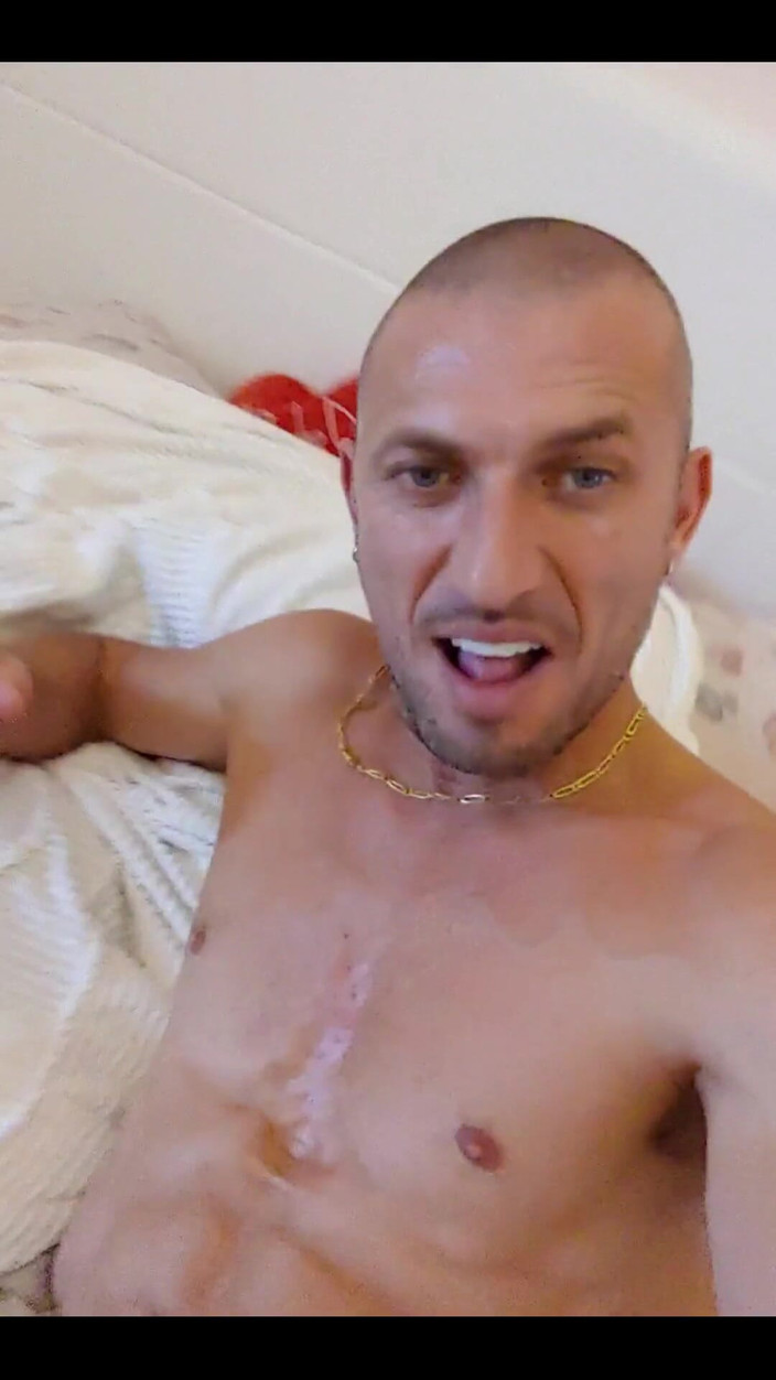 Boy jerking off: Garoto se masturbando 